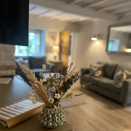 Posh Little Cottage ランゴレン エクステリア 写真